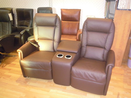 2 x relaxfauteuil met tafel ertussen met opberg vak. Nu in de opruiming  &euro; 2200.00 