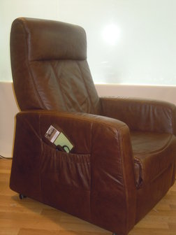 relaxfauteuil met 4 motoren  bruin leder (gebruikt) met sta op