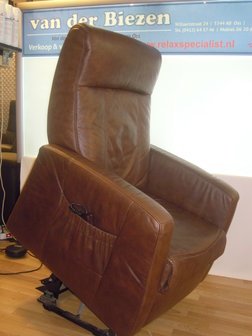 relaxfauteuil met 4 motoren  bruin leder (gebruikt) met sta op