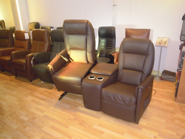 2 x relaxfauteuil met tafel ertussen met vak. Nu in opruiming € 2200.00 - Dé relaxspecialist van oss