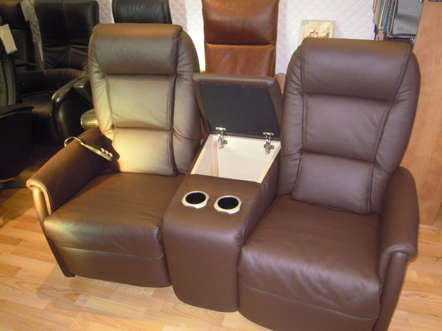 2 x relaxfauteuil met tafel ertussen met vak. Nu in opruiming € 2200.00 - Dé relaxspecialist van oss